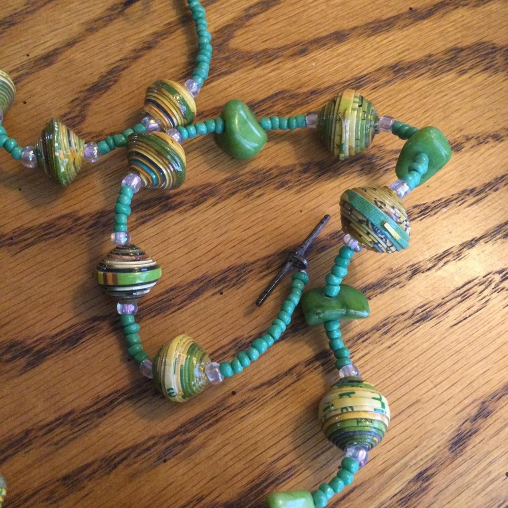 Handmade magazine bead necklace - Picture 2 of 2